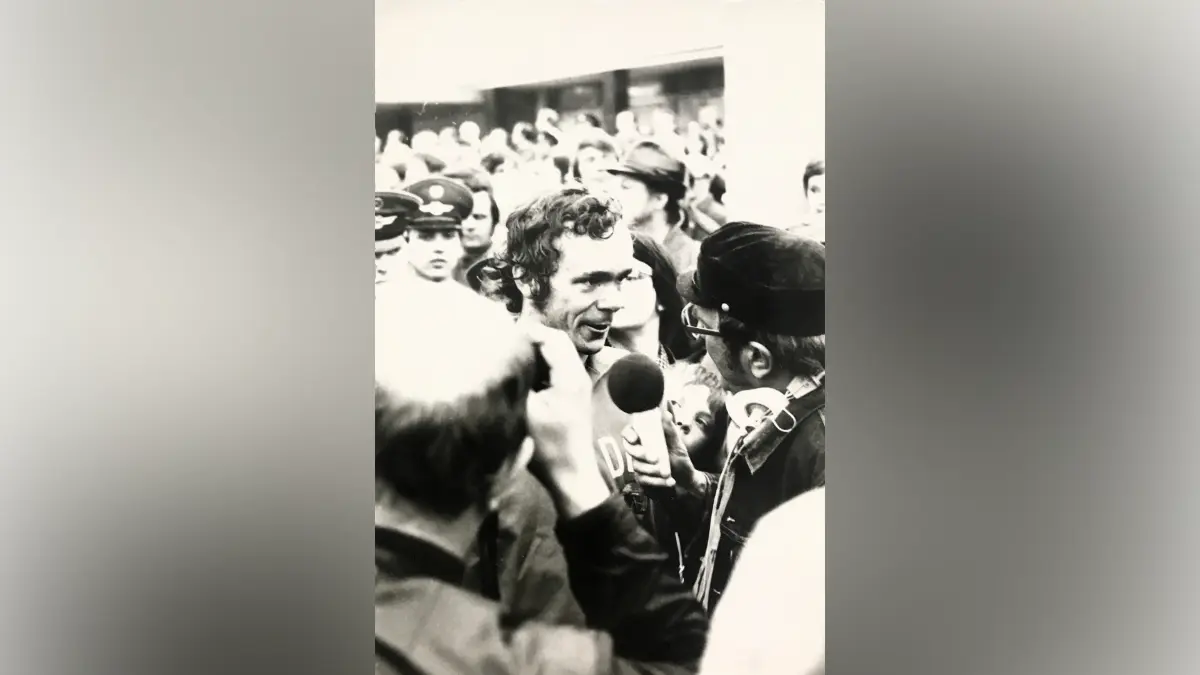 Frankfurt (Oder). 29. Internationale Friedensfahrt. 10. Etappe Pniewy - Frankfurt (Oder). Nach der Siegerehrung am 20. Mai 1976 in der Karl-Marx-Straße wird Gerhard Lauke, Dritter der Etappe, interviewt. Foto: Sammlung Gerhard Lauke