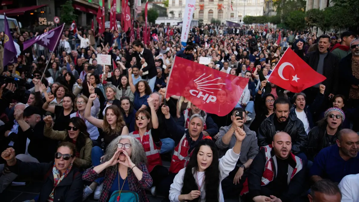 Demonstration der Opposition in der Türkei: 24.05.2026, Türkei, Istanbul: Anhänger der größten türkischen Oppositionspartei, der Republikanischen Volkspartei (CHP), protestieren nachdem die Polizei zuvor die Parteizentrale in Ankara gestürmt hatte. Foto: Khalil Hamra/AP/dpa +++ dpa-Bildfunk +++