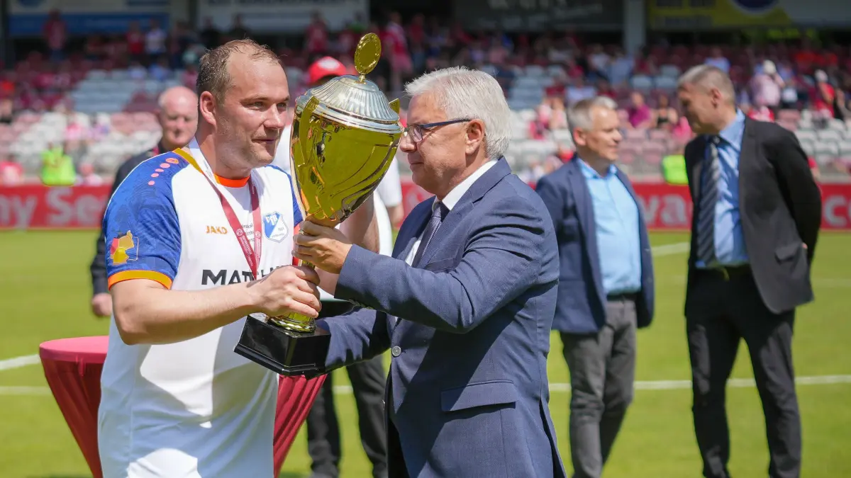 Fußball, Herren, Saison 2025/2026, Landespokal Brandenburg, Finale, Finaltag der Amateure, FC Energie Cottbus vs. VfB 1921 Krieschow, Samstag 23.05.2026, LEAG Energie Stadion Cottbus,: Fußball, Herren, Saison 2025/2026, Landespokal Brandenburg, Finale, Finaltag der Amateure, FC Energie Cottbus vs. VfB 1921 Krieschow, Samstag 23.05.2026, LEAG Energie Stadion Cottbus, Im Bild: Jens Kaden Präsident FLB überreicht den Pokal an Andy Hebler Kapitän Krieschow Brandenburg Deutschland *** Soccer, Men, Season 2025 2026, Brandenburg State Cup, Final, Final day of the amateurs, FC Energie Cottbus vs VfB 1921 Krieschow, Saturday 23 05 2026, LEAG Energie Stadion Cottbus, In the picture Jens Kaden President FLB presents the cup to Andy Hebler Captain Krieschow Brandenburg Germany