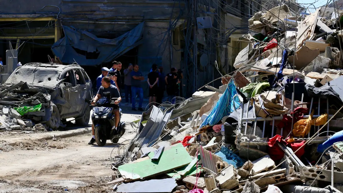 Israelische Luftangriffe im Libanon: 23.05.2026, Libanon, Tyros: Menschen überprüfen die Trümmer eines bei israelischen Luftangriffen zerstörten Gebäudes. Foto: Ali Hashisho/XinHua/dpa +++ dpa-Bildfunk +++