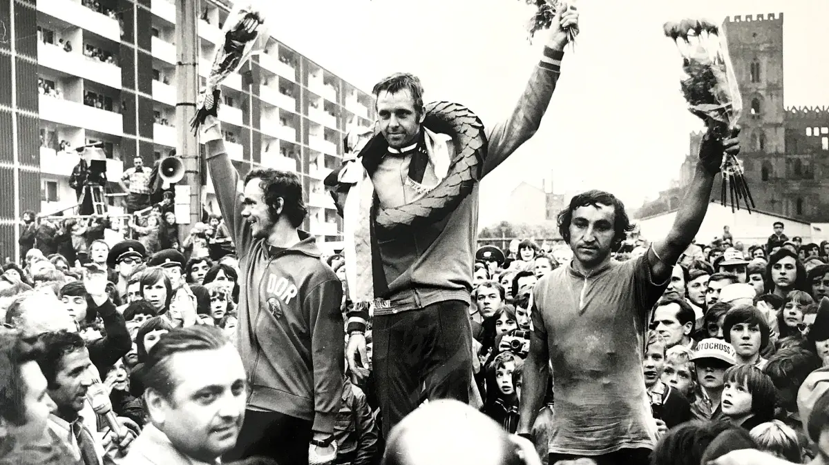 Frankfurt (Oder). 29. Internationale Friedensfahrt. 10. Etappe Pniewy - Frankfurt (Oder). Siegerehrung am 20. Mai 1976 in der Karl-Marx-Straße. Gerhard Lauke (3., DDR) Frits Schür (Sieger, Niederlande) und Nikolai Gorelow (2., UdSSR). Foto vom 20.05.1976 Foto: Sammlung Gerhard Lauke - honorarfrei für Märkisches Medienhaus
