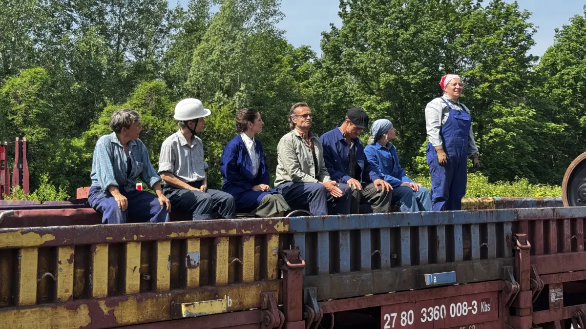 Premiere in Frankfurt (Oder): Diese Einblicke gewährt das Stück „Hüttenwerk“ vom Eisenbahntheater „Das Letzte Kleinod“ über den Arbeitsalltag am Stahlwerk in Eisenhüttenstadt, genauer gesagt Stalinstadt.
