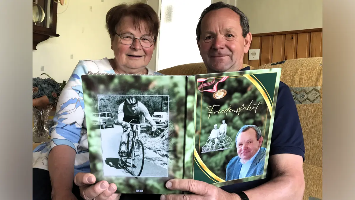 Wiesenau. Cornelia Lauke und Gerhard Lauke, einstiger Radfahrer, sehen sich in ihrem Haus in Wiesenau ein von der Familie gestaltetes Fotobuch mit Erinnerungen an die Internationale Friedensfahrt, an der Gerhard Lauke 1975, 1976 und 1977 teilgenommen hat, an. 19.05.2026 Foto: Frank Groneberg