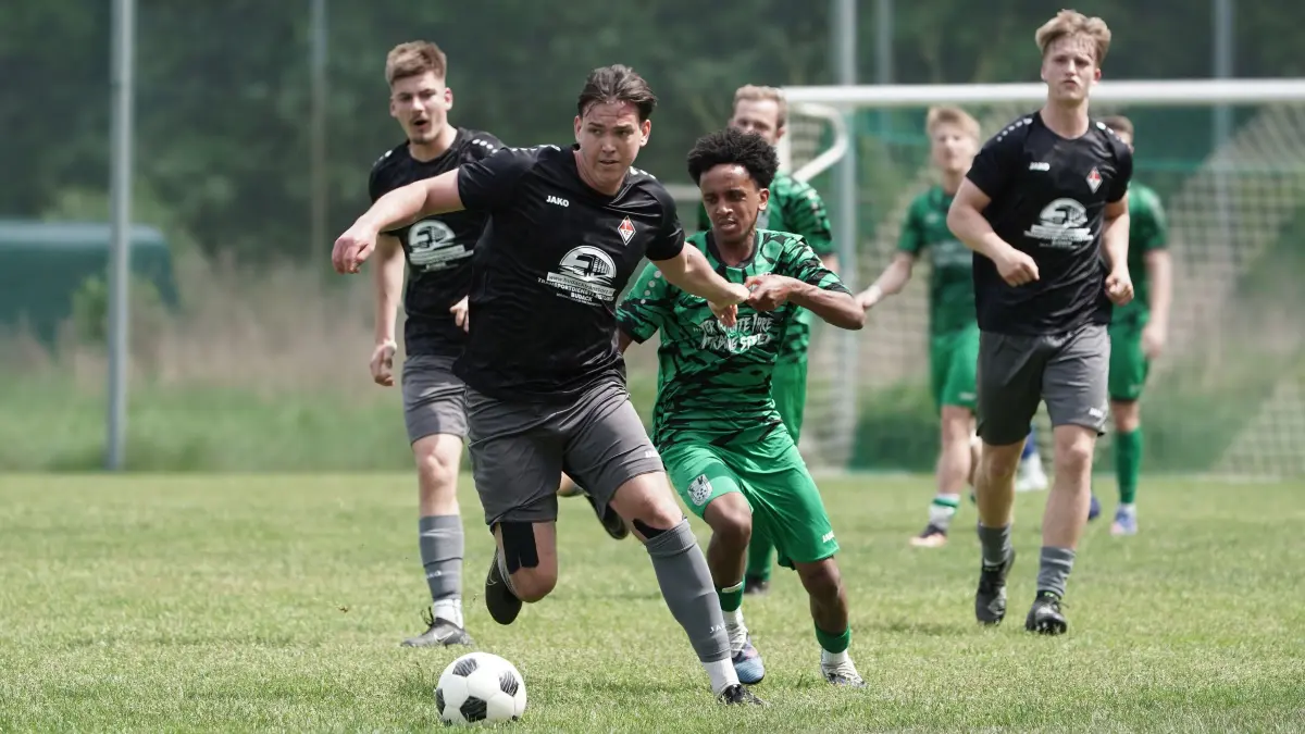 Fussball : Fürstenwalde, Fussball Landesklasse Ost, Union Fürstenwalde - 1. FC Frankfurt, Prestigederby der Zweiten mit gleichen Ergebnis und Torfolge wie am Freitag zuvor der Brandenburgligisten. Niclas Weddemar gegen Mathias Michael beobachtet u.a. von Dominik Rister l. und Lukas Jan Bazant r.
24.05.2026 FOTO BENK
