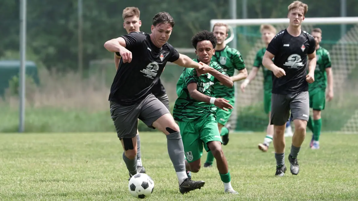 Fussball : Fürstenwalde, Fussball Landesklasse Ost, Union Fürstenwalde - 1. FC Frankfurt, Prestigederby der Zweiten mit gleichen Ergebnis und Torfolge wie am Freitag zuvor der Brandenburgligisten. v.v.l. Niclas Weddemar gegen Mathias Michael beobachtet u.a. von Dominik Rister l. und Lukas Jan Bazant r.
24.05.2026 FOTO BENK