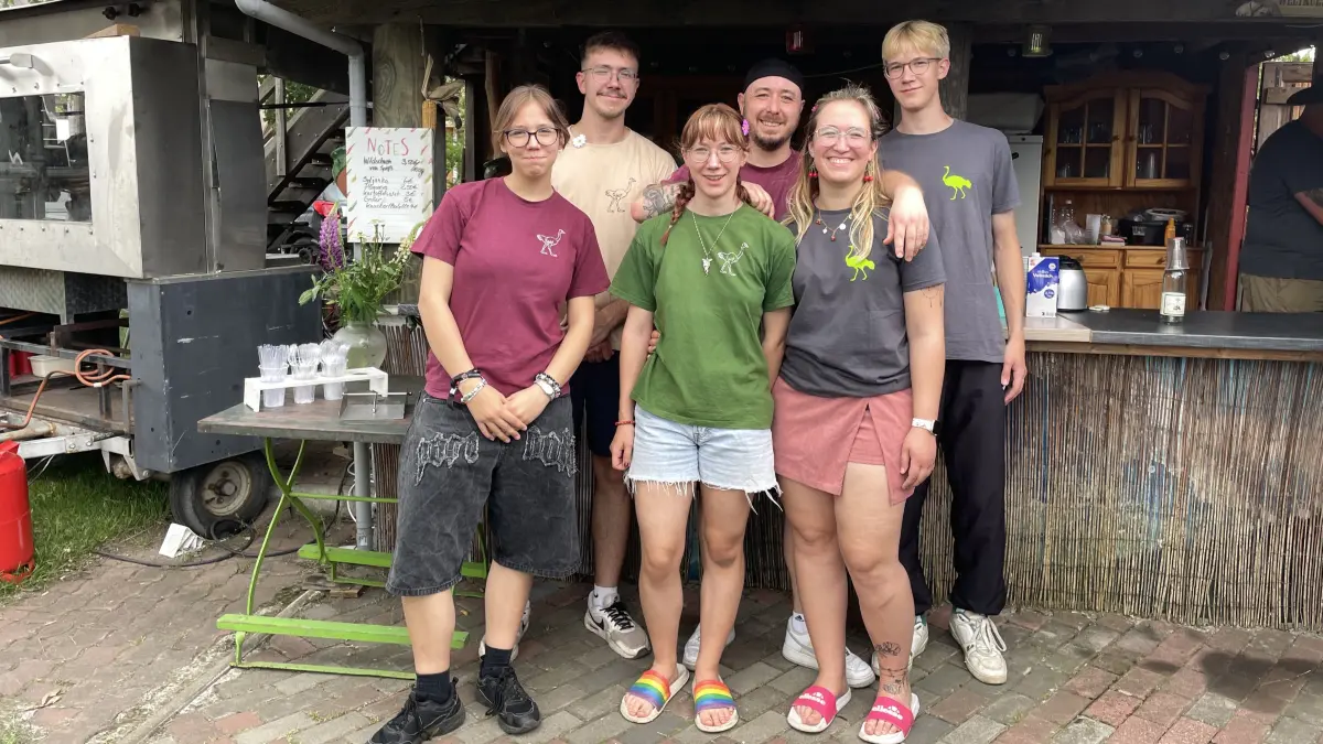 Die Kinder vom Straußenhof Neufriedland bei Wriezen: Michael (36), Lisa (25), Max (20), Anne (19), Tim (17) und Jule (15) sehen sich beim Kükenfest zu Pfingsten auf dem elterlichen Hof mal wieder. Wer will mal dort bleiben?