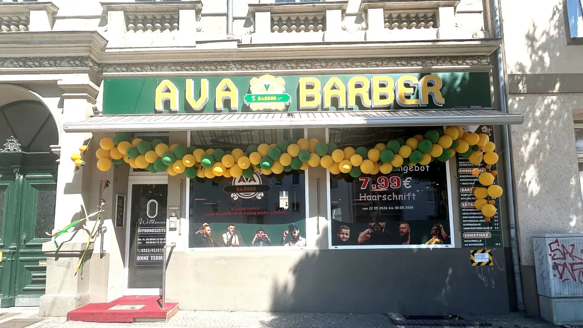 Luftballon-Spalier in Eberswalde: Der Ava-Barbershop an der Eisenbahnstraße 67 ist wiedereröffnet. Hinter dem Betreiber liegt ein langwieriges Genehmigungsverfahren.