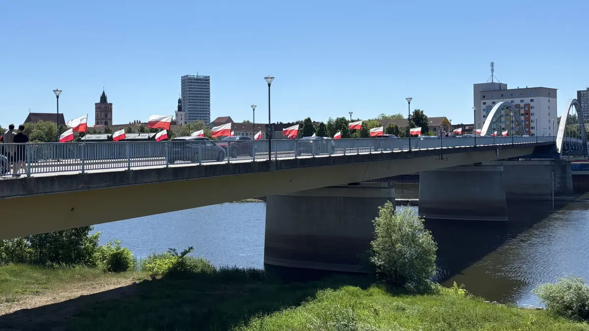 Flaggen auf der Stadtbrücke zwischen Frankfurt (Oder) und Slubice