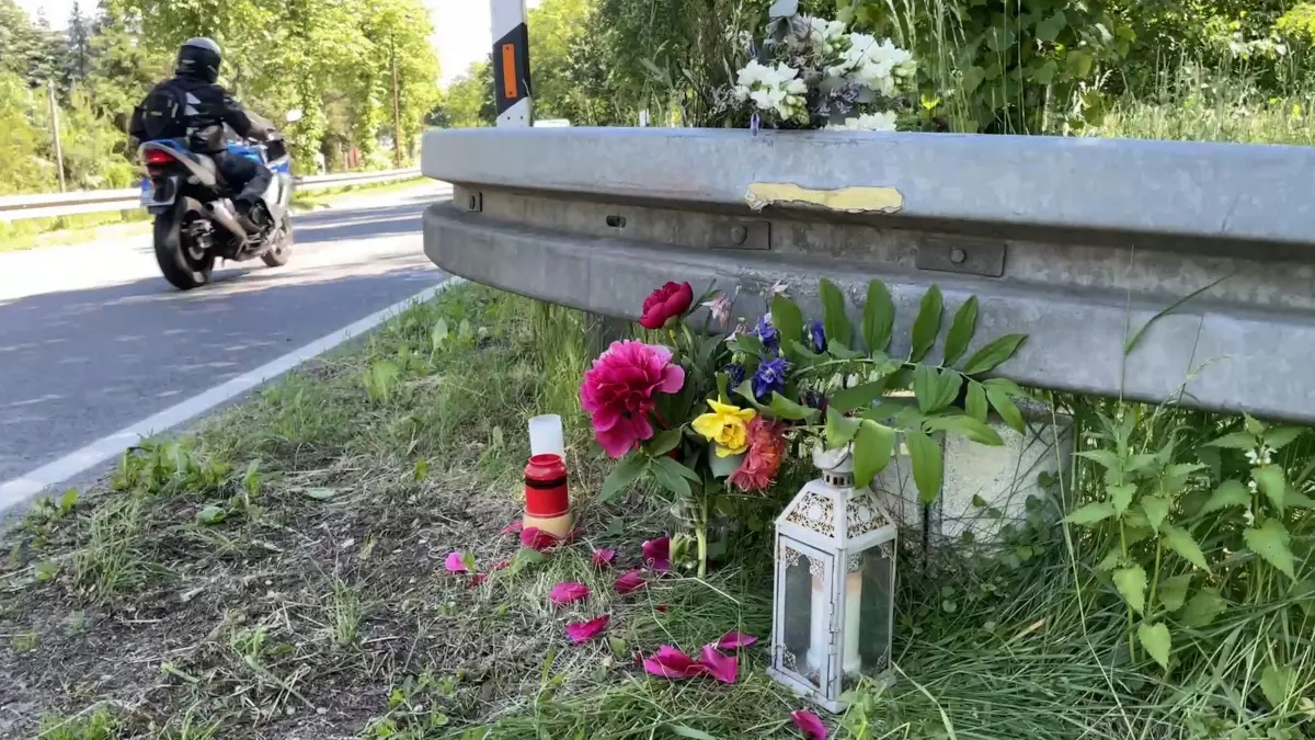 Unfallstelle bei Bad Freienwalde: Eine Laterne und Blumen erinnern an der B158a kurz vor Hohenwutzen an den schweren Unfall vom 23. Mai. Ein 15-Jähriger kam dabei um sein Leben.