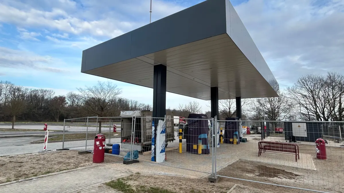 An der Autobahn A10 zwischen Erkner und Rüdersdorf entstehen neue Ladesäulen für E-Autos – und machen damit Tesla in Grünheide Konkurrenz.