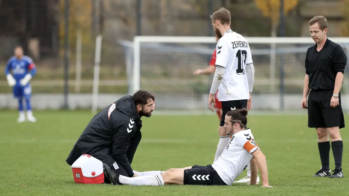Schwedt, 01.11.25, FB LL 9. ST FC Schwedt - SV Zehdenick 5:1, Team SV Zehdenick, Marcin Krystek (Mitte) unten Christoph Schiller und Kapitän Kevin Hˆpfner