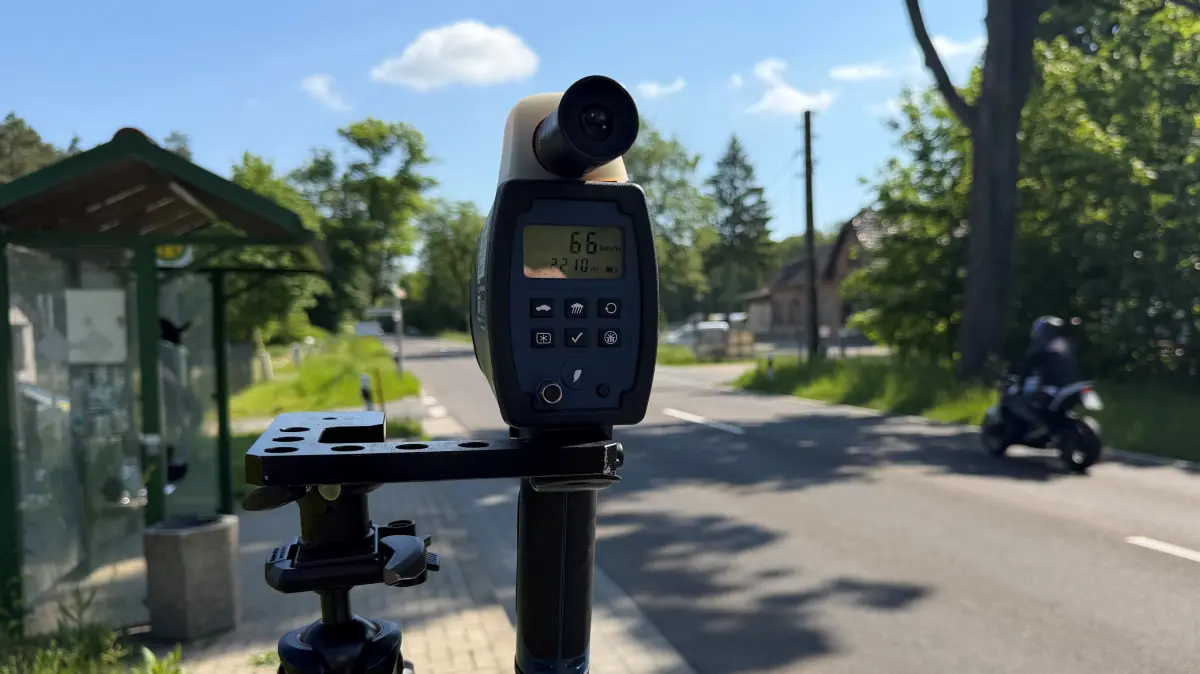 Tempo 50 gilt in der Ortslage – doch daran halten sich längst nicht alle. Die Polizei stellte bei Kontrollen auf der B158 mehrere Verstöße fest.
