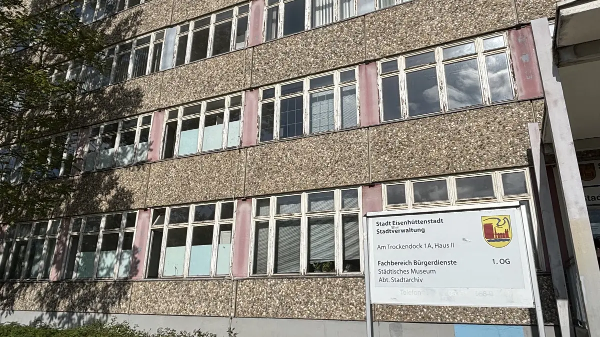 Die Tage des Haus II der Stadtverwaltung am Trockendock sind gezählt. Der erste der verbliebenen Mieter bereitet den Auszug vor.