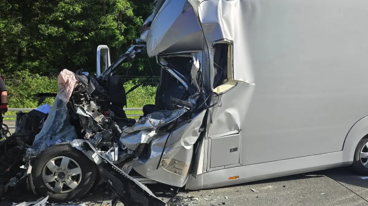 Unfall A12 Fürstenwalde Pferdetransporter