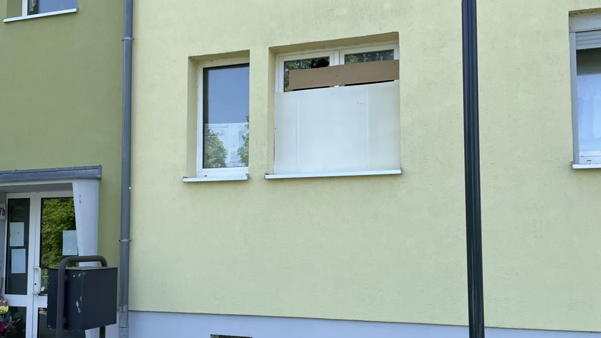 Am Tag danch herrscht Ruhe in dem kleinen Wohngebiet. Das hier etwas nicht stimmt, sieht man nur an den notdürftig verklebten Scheiben einer Wohnung.