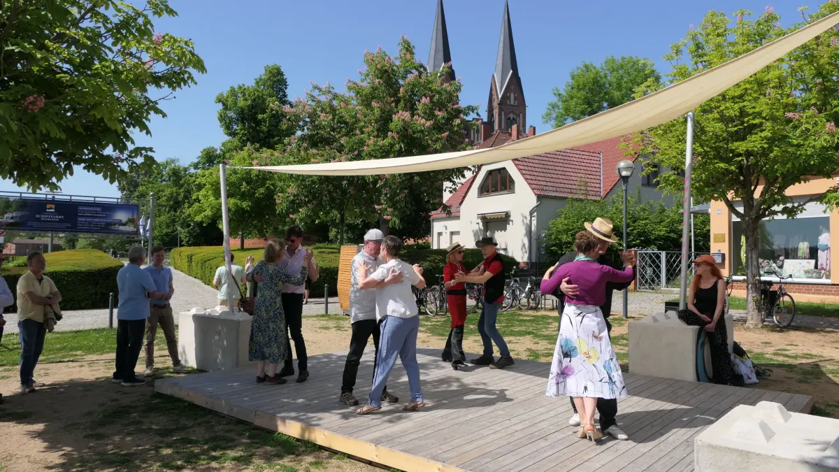 Am Bollwerk in Neuruppin steht jetzt eine neue Bühne für Vereine, Tänzer und Musiker. So soll der Ort neu belebt werden. Auch gastronomisch tut sich einiges.