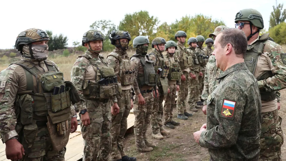 Putin will mit Schuldenerlass neue Soldaten werben: HANDOUT - 15.09.2023, Ukraine, ---: Dieses von der staatlichen russischen Nachrichtenagentur Sputnik via AP veröffentlichte Foto zeigt Dmitri Medwedew (2. v.r), stellvertretender Vorsitzender des russischen Sicherheitsrates und Chef der Partei «Einiges Russland», wie er russische Soldaten während seines Besuchs auf einem Truppenübungsplatz auszeichnet. Der Kreml will mit neuen finanziellen Anreizen weitere Kämpfer für seinen Krieg in der Ukraine anwerben. (zu dpa: «Putin will mit Schuldenerlass neue Soldaten werben») Foto: Uncredited/Pool Sputnik/AP/dpa +++ dpa-Bildfunk +++