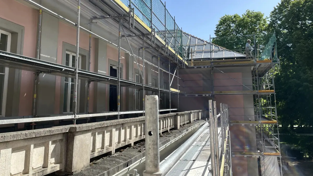 Millionenprojekt Kulturhaus in Seelow gestartet: Eine Dachdecker- und Baufirma aus Libbenichen ist dabei, die alten Dachsteine zu entnehmen. Welche Farben wird das Kulturhaus künftig bekommen?