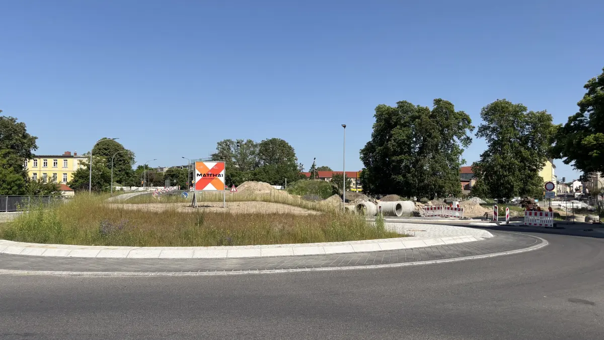 Unscheinbar: Der Kreisverkehr in Bad Freienwalde. Ob die Plattform leer bleibt oder gestaltet werden darf, ist bisher offen.