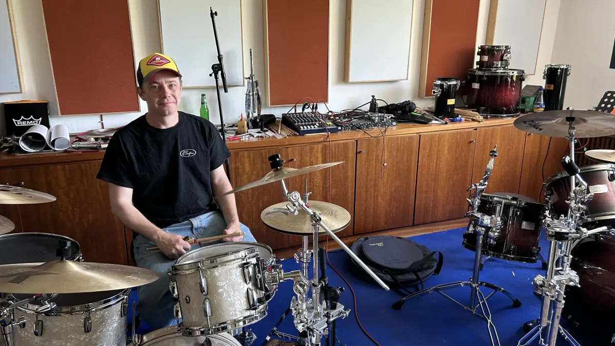 Tobias Neumeister in seinem Studio in seiner Firma.