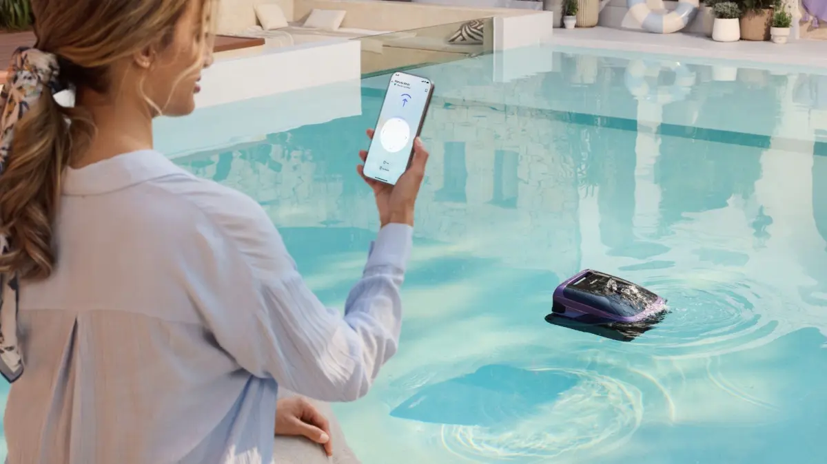 Beatbot Sora-Serie. Intuitiv zu bedienende App, die vor allem den Arbeitsstand zeigt. Unter Wasser agiert der Robo ohne Kontakt zur Außenwelt.