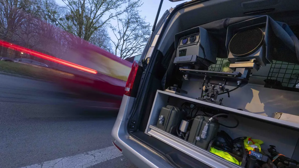 Ein Radaranlage vom Typ Poliscan FM1 steht in den frühen Morgenstunden am Straßenrand. Ab 6.00 Uhr kontrolliert die Polizei bayernweit 24 Stunden lang an rund 1.500 Kontrollstellen die Geschwindigkeit im Straßenverkehr. +++ dpa-Bildfunk +++