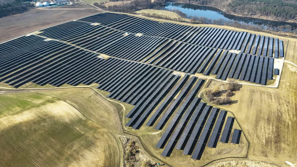 Der EnBW-Solarpark „Am Vier Ruthen Pfuhl“ bei Görlsdorf/Worin zeigt, was regionale Wertschöpfung heißen kann: Stromerzeugung, Batteriespeicher, Pachten, mögliche Agri-PV-Nutzung und kommunale Einnahmen kommen hier zusammen.