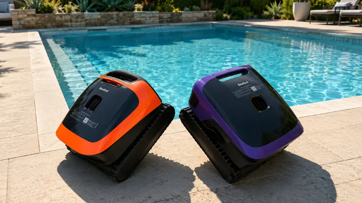 Sauberer Pool nebenbei. Neue Reinigungsroboter der Sora-Serie von Beatbot. Der Sara 70 rechts.