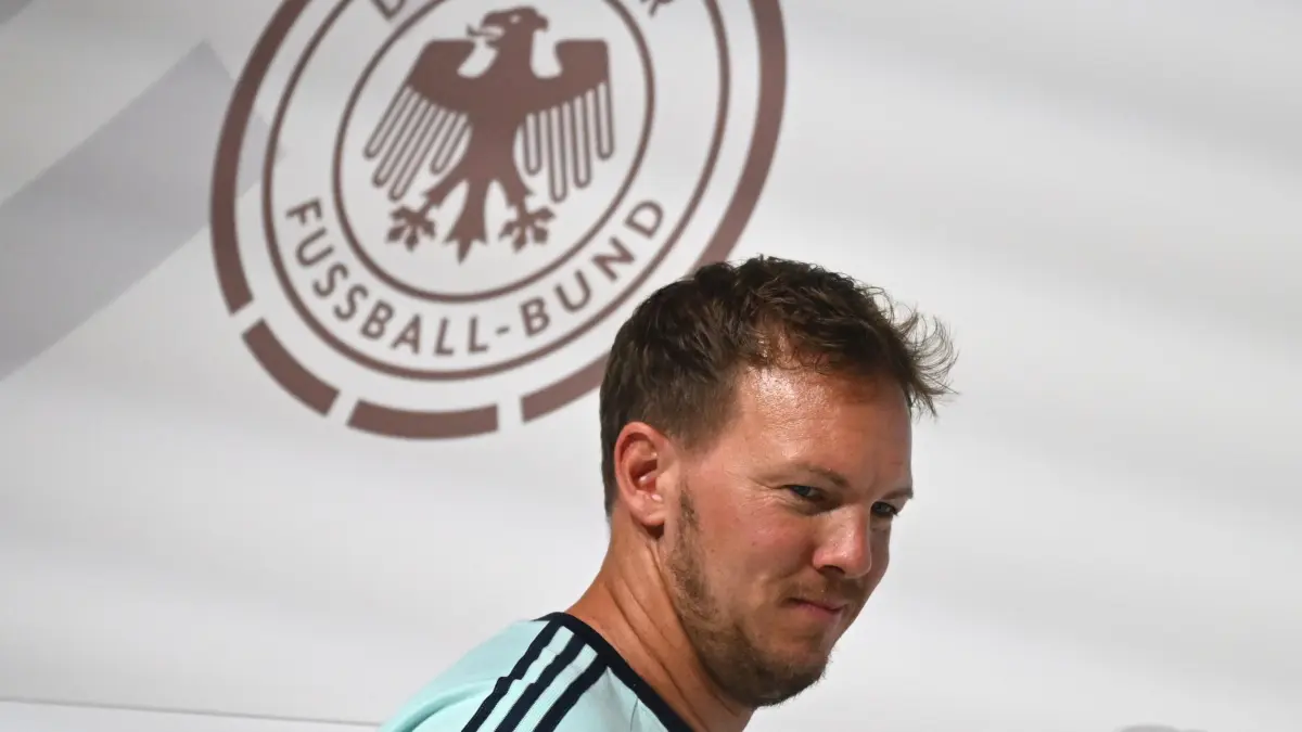 Fußball-Nationalmannschaft startet in die WM-Vorbereitung: 27.05.2026, Bayern, Herzogenaurach: Fußball, Nationalmannschaft, Start der Turniervorbereitung vor der WM-Endrunde, Auftakt-Pressekonferenz, Bundestrainer Julian Nagelsmann betritt das Podium. Foto: Federico Gambarini/dpa - WICHTIGER HINWEIS: Gemäß den Vorgaben der DFL Deutsche Fußball Liga bzw. des DFB Deutscher Fußball-Bund ist es untersagt, in dem Stadion und/oder vom Spiel angefertigte Fotoaufnahmen in Form von Sequenzbildern und/oder videoähnlichen Fotostrecken zu verwerten bzw. verwerten zu lassen. +++ dpa-Bildfunk +++