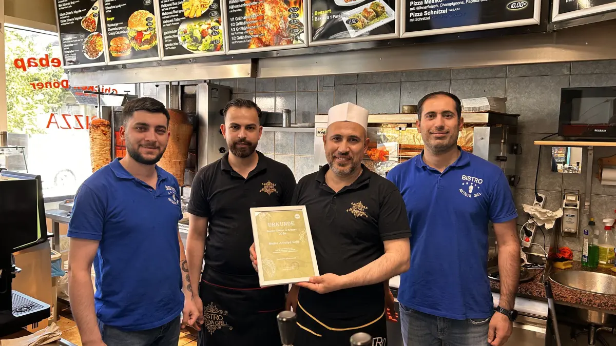 Chef Bekir Demir (dritter von links) und seine Mitarbeiter bei der Überreichung der Siegerurkunde für den ersten Platz beim großen Dönertest in Erkner, Schöneiche und Woltersdorf.