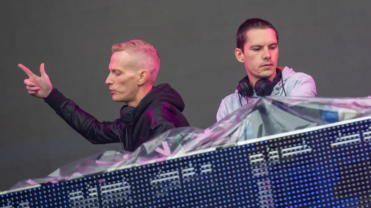 Marcel Stephan (DJ Spike*D) und Nico Wendel (r.) vom Techno-Duo "Gestört aber GeiL" spielen am 12.08.2017 beim Musik-Festival "SonneMondSterne" in Saalburg (Thüringen). Foto: Jens-Ulrich Koch/dpa-Zentralbild/dpa ++ +++ dpa-Bildfunk +++