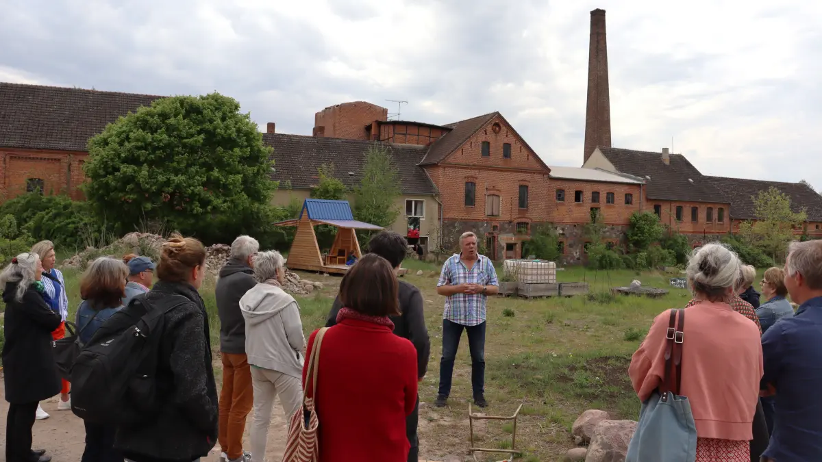 Bei der historischen Führung auf Hof Prädikow zum Tag der Baukultur geht es um die Geschichte des früheren Gutshofes einschließlich der Brennerei bis zum zukunftsweisenden Gemeinschaftsprojekt heutzutage.