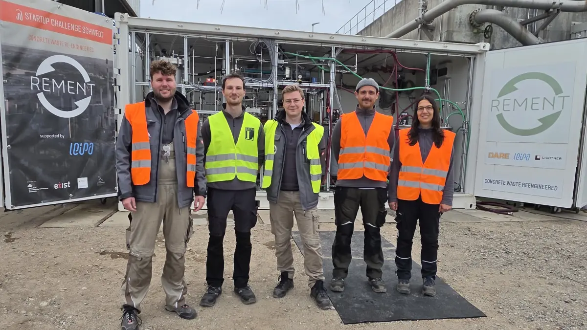 Das Team von Rement am Übersee-Container, in dem die innovative Versuchsanlage läuft (von links): Moritz Berger, Adrian Neukirch, Felix Baur, Tim Kurz und Amanda Allmang.