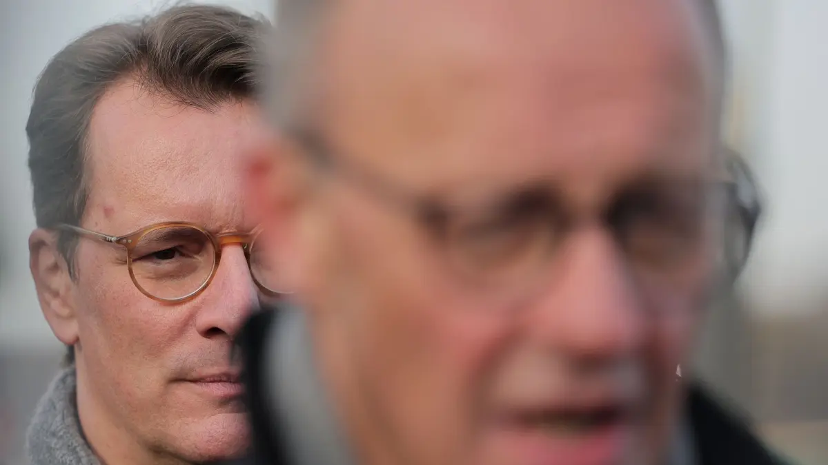 Spekulationen über Kanzlertausch: ARCHIV - 22.12.2025, Nordrhein-Westfalen, Lüdenscheid: Hendrik Wüst (l, CDU), Ministerpräsident Nordrhein-Westfalen, steht hinter Bundeskanzler Friedrich Merz (CDU) nach der Eröffnung der Rahmedetalbrücke. (zu dpa: «Merz unter Druck – Union tuschelt über «Reservekanzler» Wüst») Foto: Rolf Vennenbernd/dpa +++ dpa-Bildfunk +++