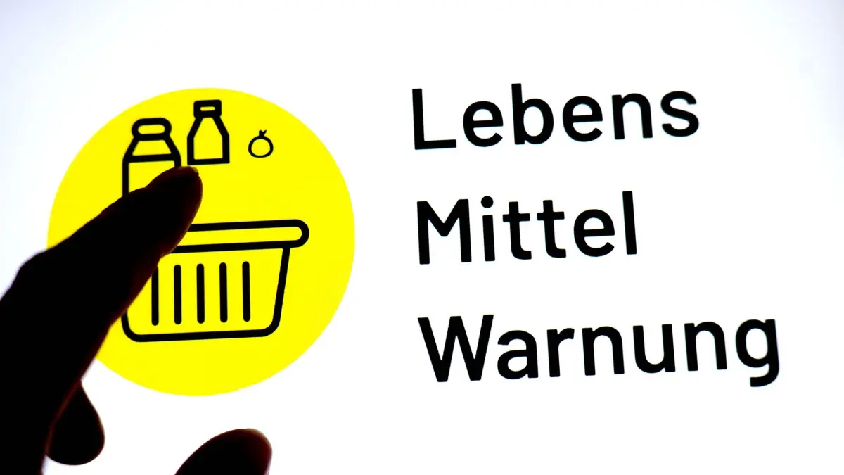 Lebensmittelwarnung: ILLUSTRATION - 17.03.2026, Bremen: Eine Person hält einen Finger vor einen Monitor, auf dem das Logo der App «Lebensmittelwarnung» zu sehen ist. (zu dpa: «Rückruf: Stark krebserregender Schimmelpilz in Paprikagewürz») Foto: Sina Schuldt/dpa +++ dpa-Bildfunk +++