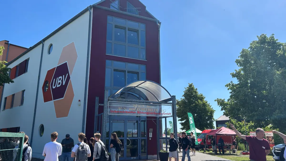 Die erste Mitmachmesse auf dem Gelände des Uckermärkischen Bildungsverbunds zog Unternehmen und Schüler auf der Suche nach einem Ausbildungsplatz an.