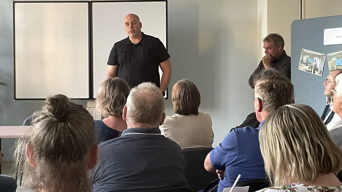Kämpften bei bürgreforum mit vielen Widerworten: Die AfD-Landtagsabgeordneten Lars Günther aus Bad Feienwalde und Falk Janke aus Werbig bei Seelow hatten in der Alten Schule Letschin zeitweise Mühe, auf die zahlreichen Nachfragen aus dem Publikum zu reagieren.