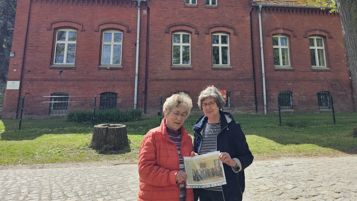 Feiert Jubiläum: Das einstige Pfarrhaus in Reitwein ist seit 60 Jahren Rüstzeitenheim. Namens der Kirchengemeinde laden Margitta Treptau (l.) und Konstanze Schubert zum Tag der offenen Tür ein.