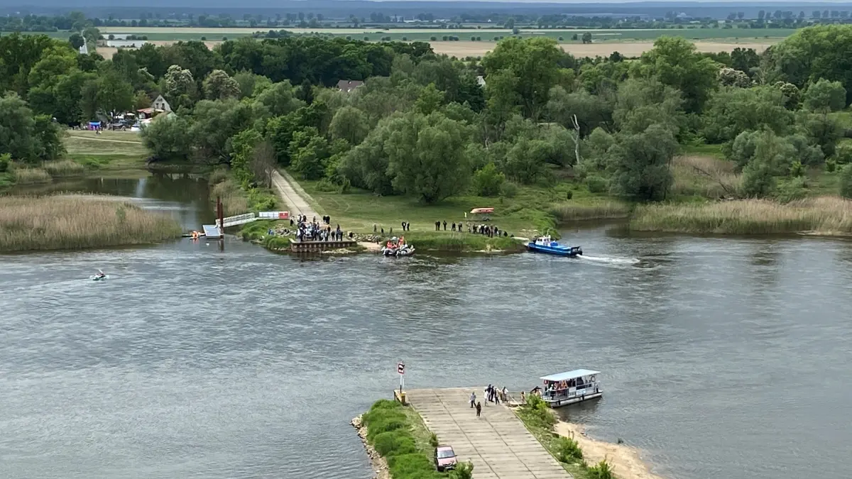 Müssen erneut unverrichteter Dinge umkehren: die Liebhaber der grenzüberschreitenden Oderfähre in Aurith und Urad. Hier eine Aufnahme von der polnischen Seite aus beim deutsch-polnischen Sommerfest 2025, als zusätzlich noch ein zweites Boot übersetzte.