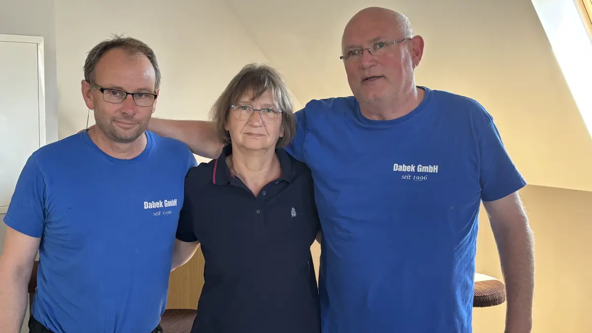 Gemeinsam erfolgreich: Hilmar Wenzke, Marion Bessert und Geschäftsführer Andreas Klätte (v.l.) leiten den Dachdeckerbetrieb Klätte (Dabek) in Altglietzen gemeinsam.