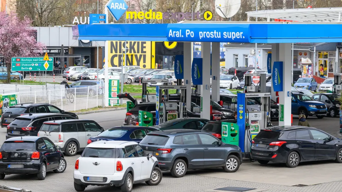 Polens Spritpreisdeckel tritt in Kraft: ARCHIV - 31.03.2026, Polen, Slubice: Fahrzeuge mit deutschen Kennzeichen stehen an einer Tankstelle im polnischen Slubice. (zu dpa: «Polen verlängert Steuerrabatt auf Sprit bis Mitte Juni») Foto: Patrick Pleul/dpa +++ dpa-Bildfunk +++