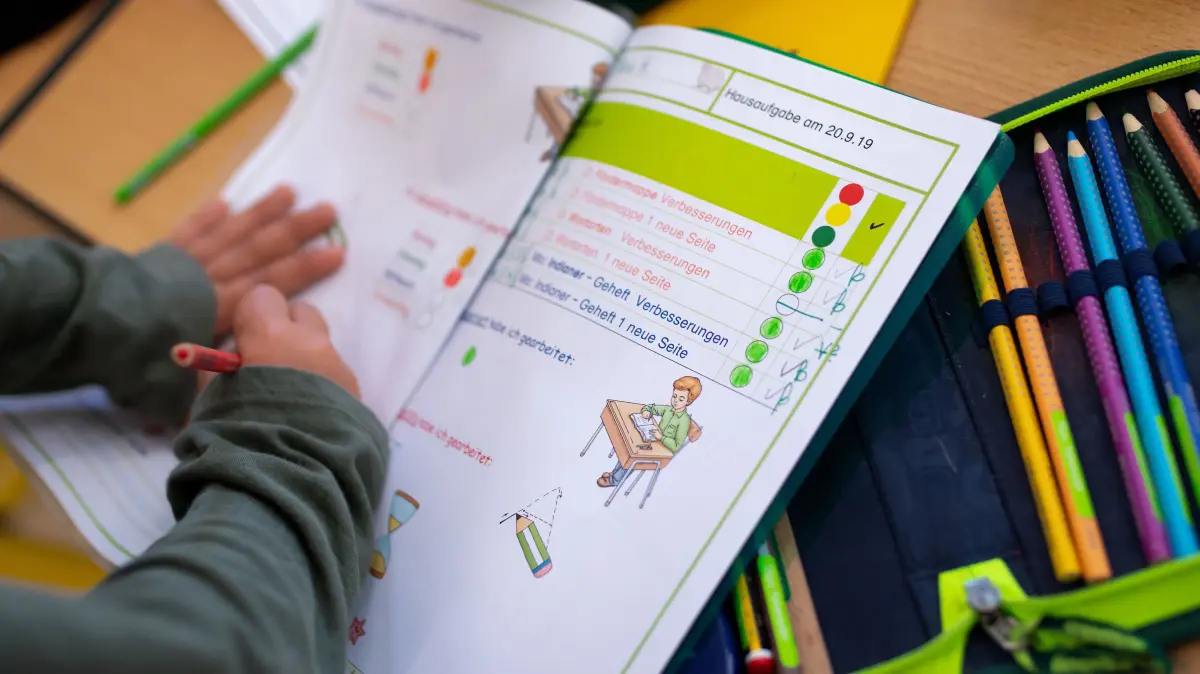 Schulkind einer zweiten Klasse arbeitet in seinem Klassenzimmer in einem Arbeitsheft. (zu dpa: «Zahl der Schulbegleiter wächst rasant») +++ dpa-Bildfunk +++