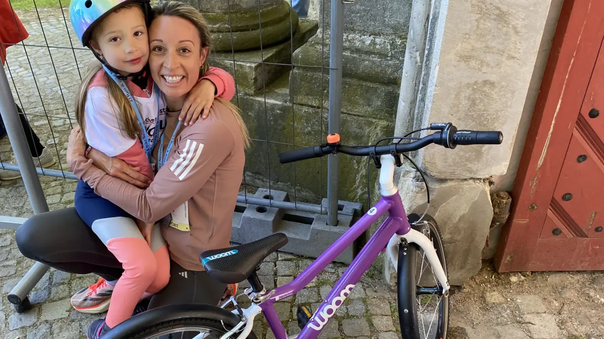 Will 2027 die 100 Kilometer in Neuzelle bestreiten: die 36-jährige Marathonspezialistin Cathleen Meier (rechts). Hier ist sie zusammen mit ihrer siebenjährigen Tochter Marlene Fochtmann unmittelbar nach dem 5,5-Kilometer-Wettbewerb in diesem Jahr. Beide hatten die Wertung für weibliche Paare gewonnen.