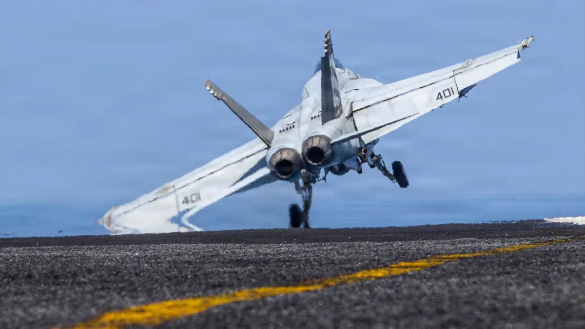 Iran-Krieg - USS Abraham Lincoln: HANDOUT - 02.03.2026, ---: Dieses vom US Central Command zur Verfügung gestellte Bild zeigt eine F/A-18E Super Hornet, die von der USS Abraham Lincoln (CVN 72) zur Unterstützung der Operation Epic Fury startet. (zu dpa: «Erneut Angriffe in Straße von Hormus») Foto: Uncredited/US Central Command/dpa - ACHTUNG: Nur zur redaktionellen Verwendung und nur mit vollständiger Nennung des vorstehenden Credits +++ dpa-Bildfunk +++