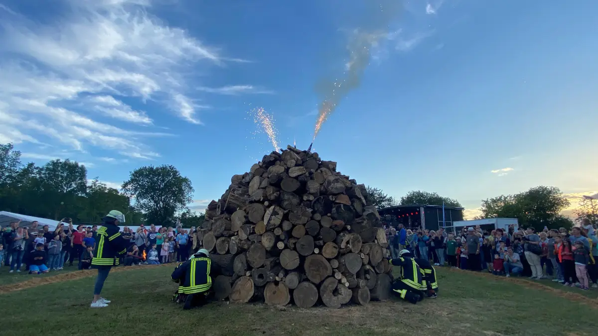 Feiern bei Seelow: Für das Feuerfest in Schönfließ wird das Holz etwa fünf Meter hoch gestapelt. Alle Infos zu Programm, Musikhighlights und Parkmöglichkeiten gibt es hier.