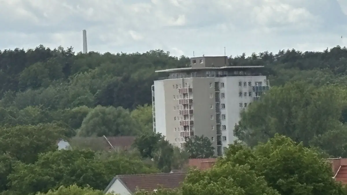 Der Betonturm, der da aus einem Wald bei Eisenhüttenstadt herausragt, ist fünfmal so hoch wie das Hochhaus am Gartenfließ in der Diehloer Straße in Eisenhüttenstadt, das im Vordergrund zu sehen ist. Und der Betonturm wird demnächst noch mehr auffallen.