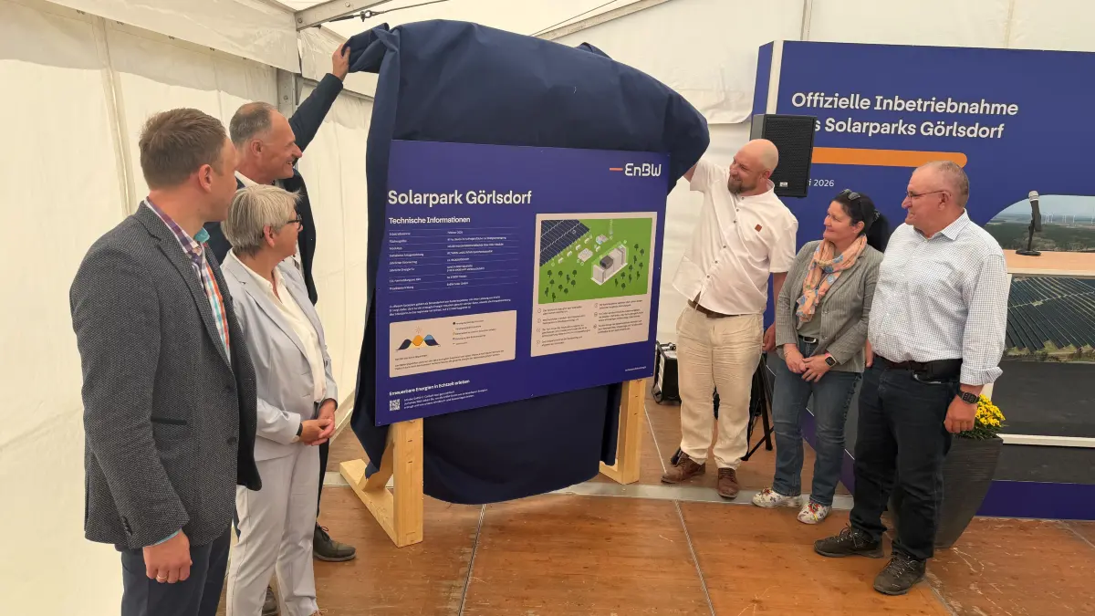 Thorsten Jörß, Leiter Projektentwicklung Photovoltaik bei EnBW, und Constantin Schütze, Bürgermeister der Gemeinde Vierlinden, nehmen feierlich den Solarpark in Betrieb. Mit dabei sind Danny Jenssen, Kämmerer und Leiter des Wirtschaftsamtes des Landkreises MOL, Dr. Claudia Herok, Abteilungsleiterin Energie und Rohstoffe im Wirtschaftsministerium des Landes Brandenburg, Sina Schönbrunn, SPD-Landtagsabgeordnete, sowie Henrik Wendorff, Geschäftsführer der Agrarwirtschaftsgesellschaft Worin. (v.l.)