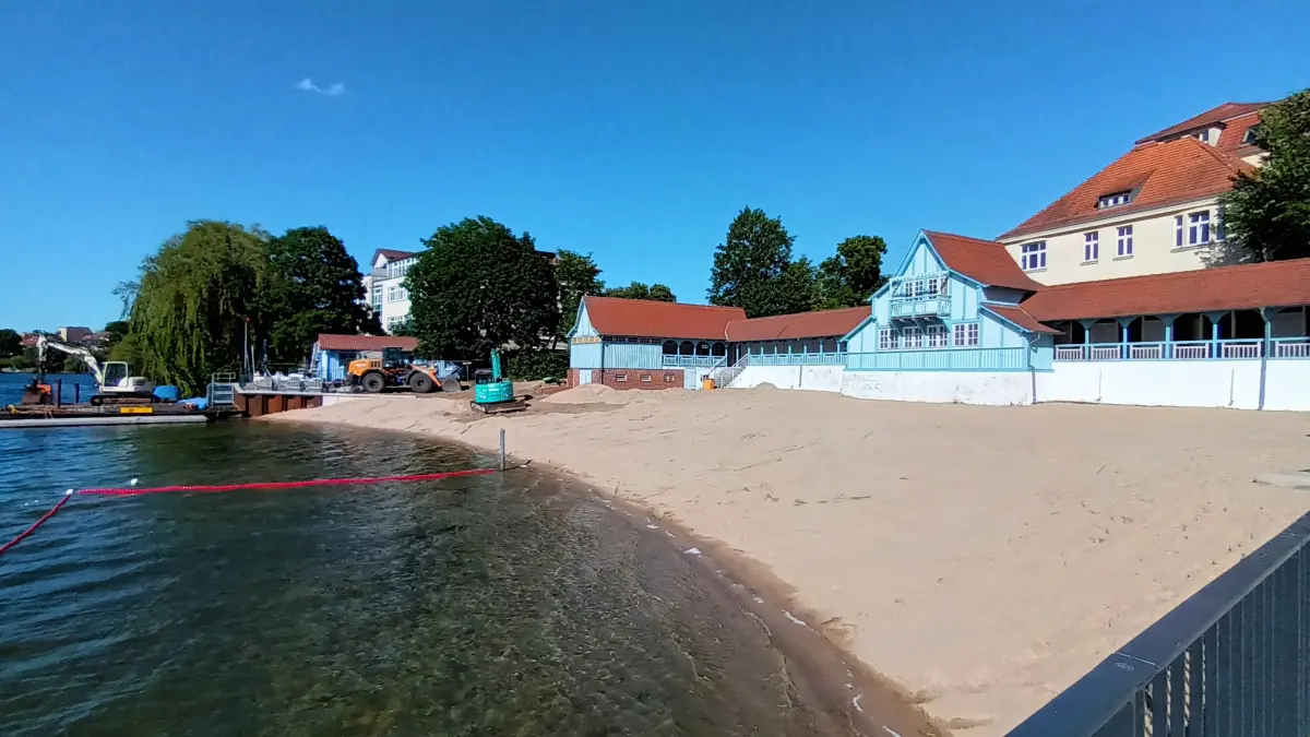 Fast fertig: Das Freibad am Straussee in Strausberg hat wieder einen Nichtschwimmerbereich, der durch die roten Schwimmleinen gekennzeichnet ist. Der dortige Bootsverleih ist bereits geöffnet.