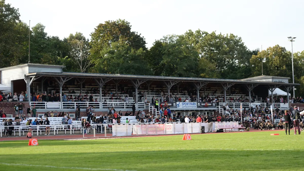 American Football, Herren, Saison 2017, GFL 2, Relegationsrückspiel zum Aufstieg in die GFL , Potsdam Royals - Berlin Adler, Hauptribüne im Stadion am Luftschiffhafen, 30.09.17, Foto: Michael Hundt / Matthias Koch