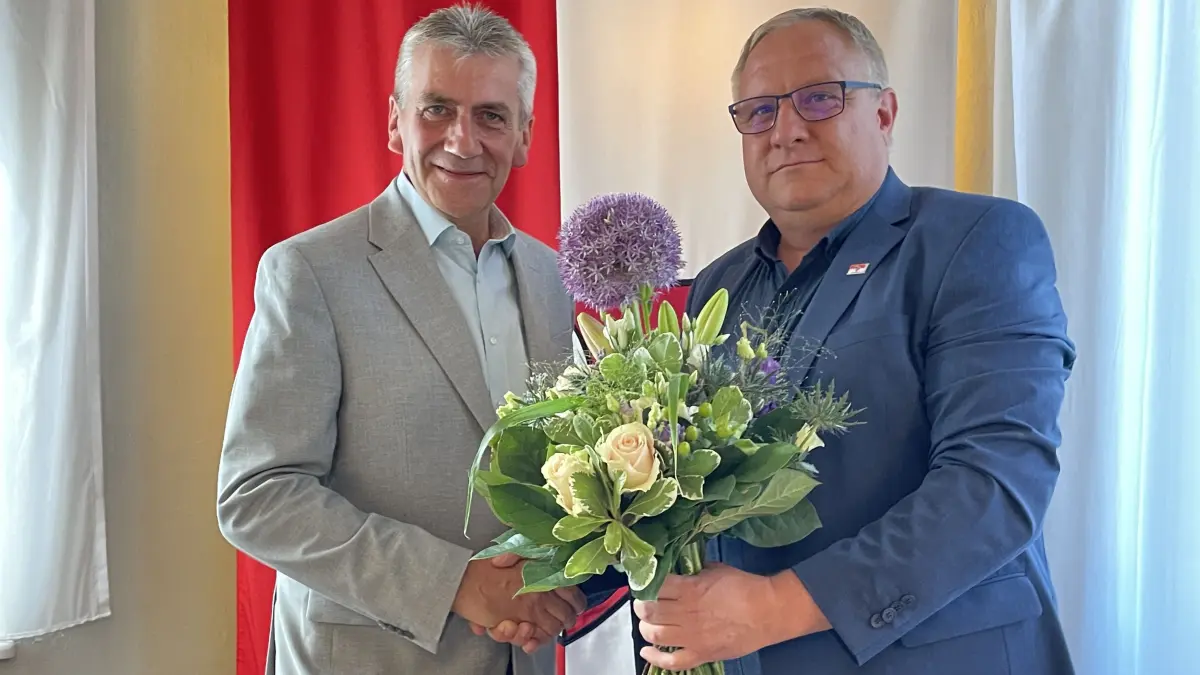 Zehdenick - neuer Bürgermeister René Stadtkewitz legt Amtseid ab - rechts: André Witzlau , Vorsitzender der Stadtverordnetenversammlung